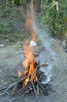 hoguera con leña ardiendo forrada con una pirámide foto