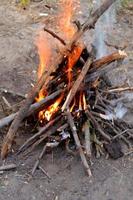 hoguera con leña ardiendo forrada con una pirámide foto