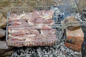 carne a la parrilla sobre piedras foto