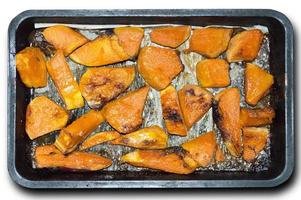 rodajas de calabaza al horno en una sartén rectangular foto