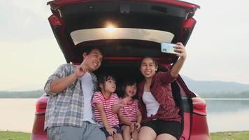 familia feliz disfrutando de un viaje por carretera en vacaciones de verano. la familia viaja por la carretera en su coche favorito. concepto familiar de vacaciones y viajes.