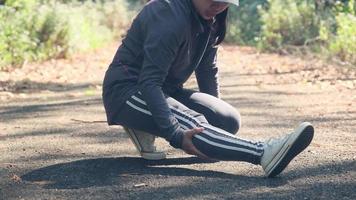 vrouwelijke atleet verstuikte haar enkel tijdens het oefenen, met pijn in haar enkel. beenblessures door hardloopongevallen video