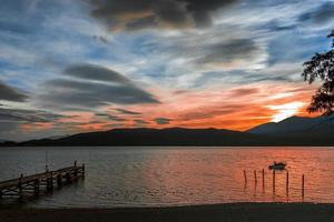 puesta de sol en el lago te anau foto