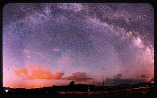 fantástica lluvia de meteoritos de invierno y las montañas nevadas. foto