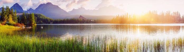 majestuoso lago de montaña en el parque nacional alto tatra. strbske ples foto