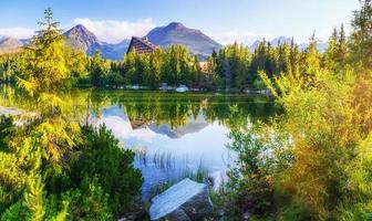 majestuoso lago de montaña en el parque nacional alto tatra. strbske ples foto