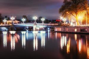 hermosa noche en amsterdam. iluminación foto