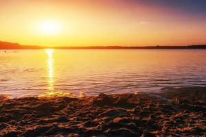 puesta de sol sobre el mar foto