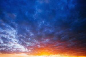 fantástica puesta de sol naranja azul. mundo de la belleza foto