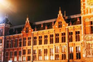 hermosa vista nocturna tranquila de amsterdam foto