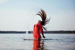 mujer rubia sobre fondo de agua foto
