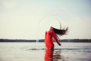 mujer rubia sobre fondo de agua foto