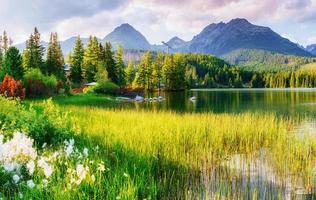 majestuoso lago de montaña en el parque nacional alto tatra. strbske ples foto