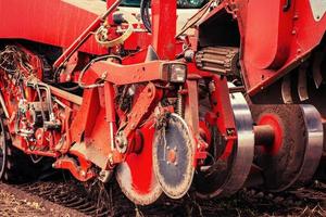 tractor arando el campo. foto