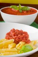 pasta con salsa de tomate albahaca - garganelli al pomodoro e basilico foto