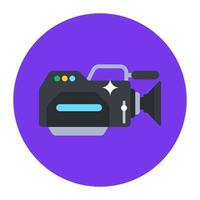 icono de cámara de video profesional en diseño plano sobre fondo púrpura aislado vector