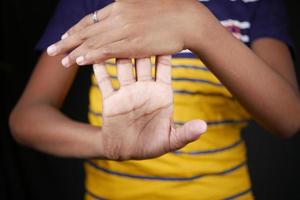 hombre que sufre dolor en la mano de cerca foto