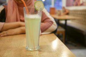 jugo de piña en una botella en la mesa foto