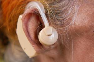 concepto de audífono, una mujer mayor con problemas de audición. foto