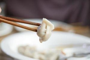 Cerca de dim sum al vapor en un recipiente. foto