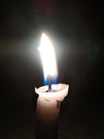 primer plano de encender velas en la oscuridad foto