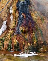 bote de chocolate en el río givvon. respiradero hidrotermal en el río madison en el parque nacional de yellowstone foto