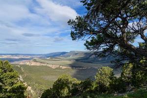 la belleza escénica de colorado. hermosos paisajes dramáticos en el monumento nacional de los dinosaurios, colorado foto