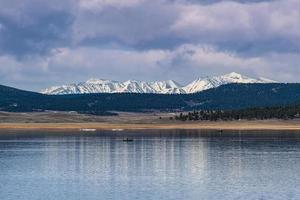 belleza escénica de las montañas rocosas de colorado, mt antero y mt. princeton visto desde el embalse antero en el rango colegiado. foto