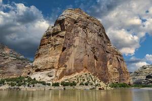 roca del barco de vapor en el río verde en el monumento nacional de los dinosaurios, colorado. foto