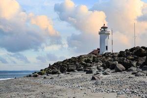 faros de la costa del pacífico de estados unidos. faro de point wilson, parque estatal de fort worden, estado de washington. foto