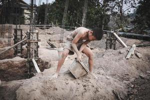 contra el trabajo infantil. niños que trabajan duro en las obras de construcción. trabajo infantil niños obligados a trabajar. foto