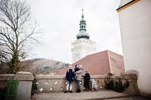 familia caminando en el histórico castillo de mikulov, moravia, república checa. antigua ciudad europea. foto