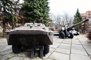 viejo vehículo de combate de infantería militar vintage con obús y tanque. foto