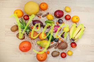 frutas exóticas con signo vegano. fondo de alimentos de dieta de alimentación saludable. foto