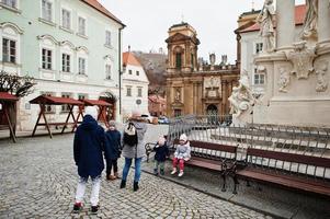 familia caminando en el histórico castillo de mikulov, moravia, república checa. antigua ciudad europea. foto