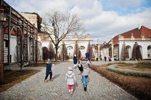 familia caminando en el histórico castillo de mikulov, moravia, república checa. antigua ciudad europea. foto