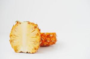 Piña bebé de frutas exóticas aislado sobre fondo blanco. alimentación saludable alimentos dietéticos. foto