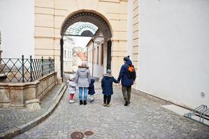 familia caminando en el histórico castillo de mikulov, moravia, república checa. antigua ciudad europea. foto