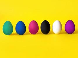 huevos de colores sobre el fondo amarillo. las vidas negras importan, todas las vidas importan, diversidad, concepto de igualdad de derechos foto