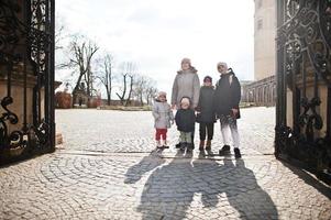 familia caminando en el histórico castillo de mikulov, moravia, república checa. antigua ciudad europea. foto