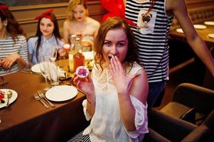chicas fabulosas posando con pastelitos en el restaurante en la despedida de soltera. foto