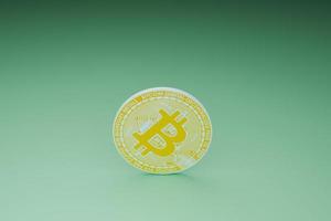 minería bitcoin mínima sobre fondo verde foto