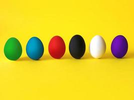 huevos de colores sobre el fondo amarillo. las vidas negras importan, todas las vidas importan, diversidad, concepto de igualdad de derechos foto