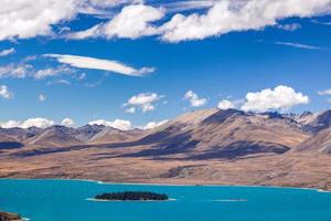 vista panorámica de la isla motuariki en el colorido lago tekapo foto