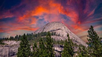 media cúpula en el parque nacional de yosemite al atardecer foto