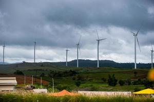 molino de viento con dia nublado foto