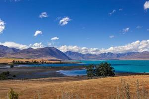 vista lejana del lago tekapo en un día de verano foto