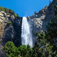 cascada en el parque nacional de yosemite foto