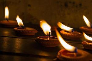 encienda una vela en el suelo, concepto de luto por los muertos con velas calientes. foto