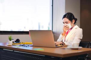 la mujer trabajadora tiene fiebre durante el brote de virus. foto